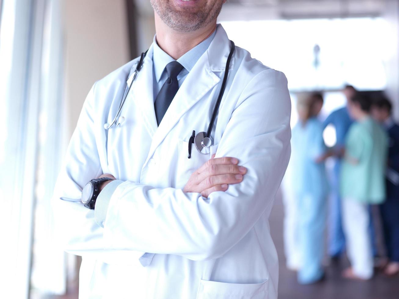 grupo de equipe médica no hospital, médico na frente da equipe foto