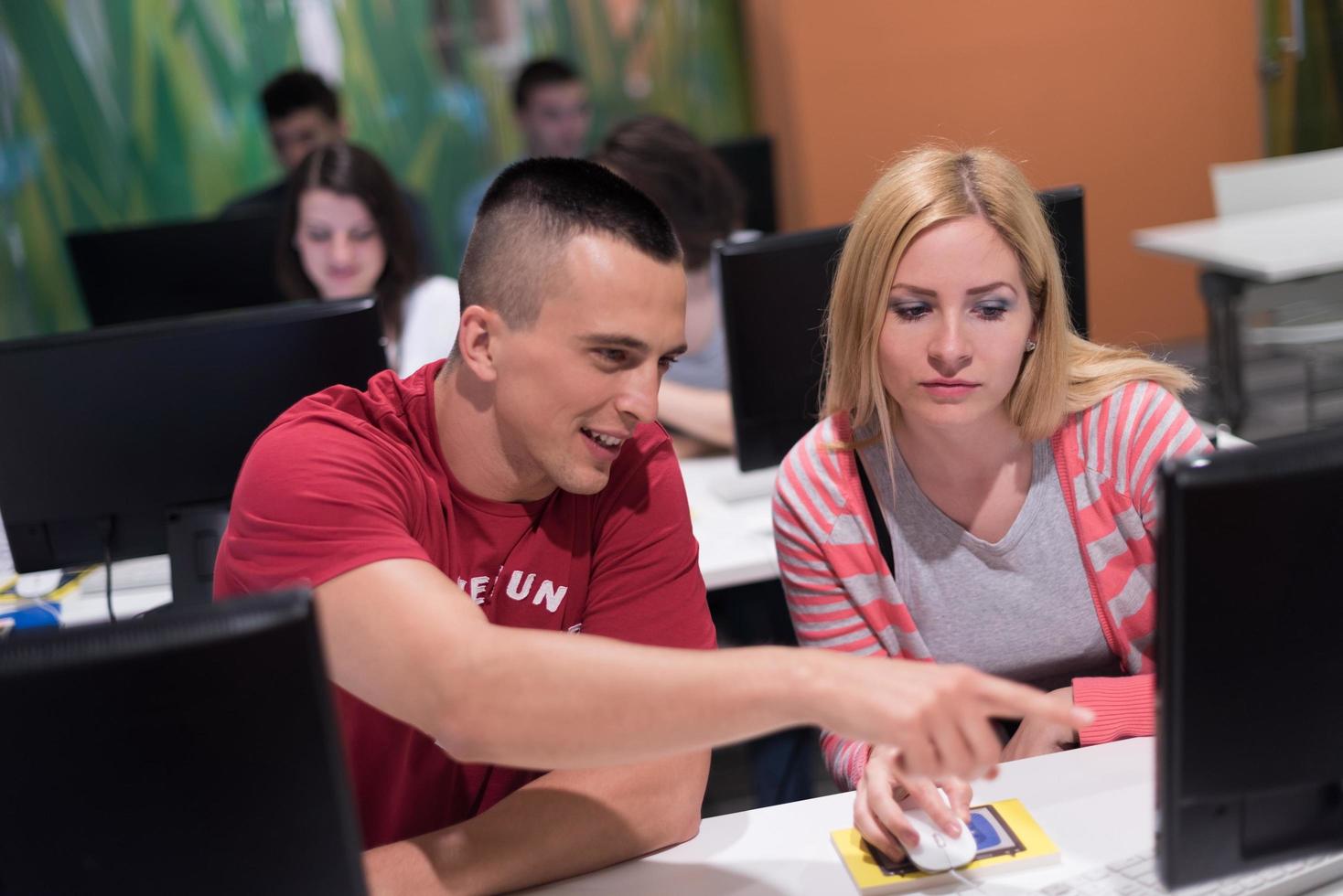 grupo de estudantes de tecnologia trabalhando na sala de aula da escola de laboratório de informática foto