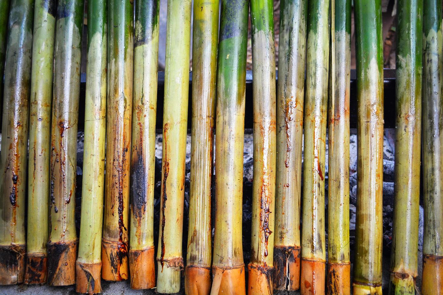 arroz glutinoso assado em juntas de bambu foto