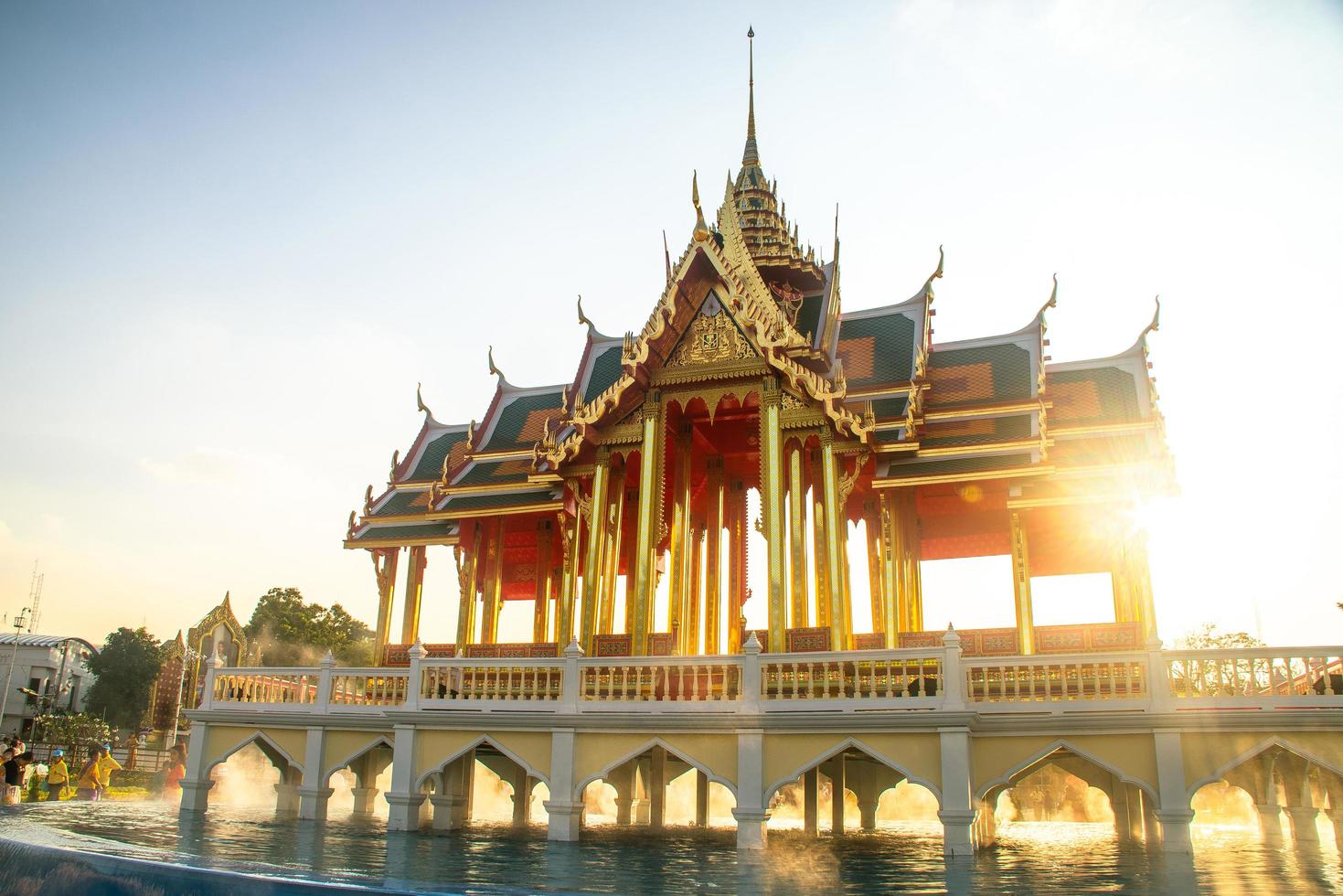 bangkok, tailândia - 24 de dezembro de 2018 - pessoas com traje antigo tailandês na feira de inverno aun ai rak khlai khwam nao na praça real, chamada praça do palácio dusit ou praça da estátua equestre foto