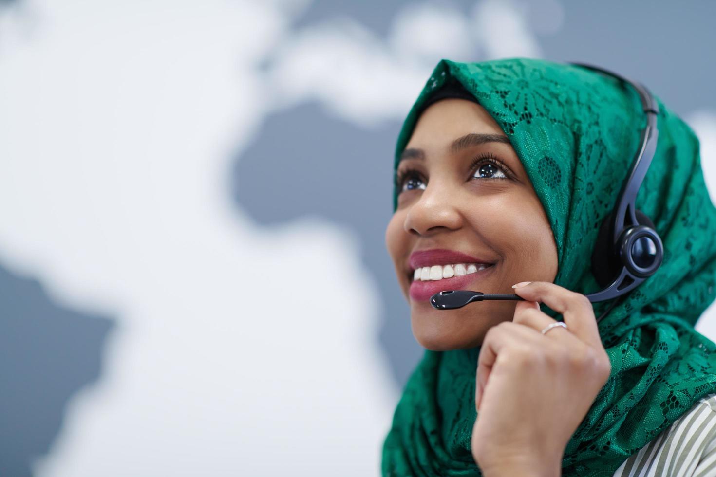 mulher muçulmana africana com fone de ouvido de telefone ajudando e apoiando online foto