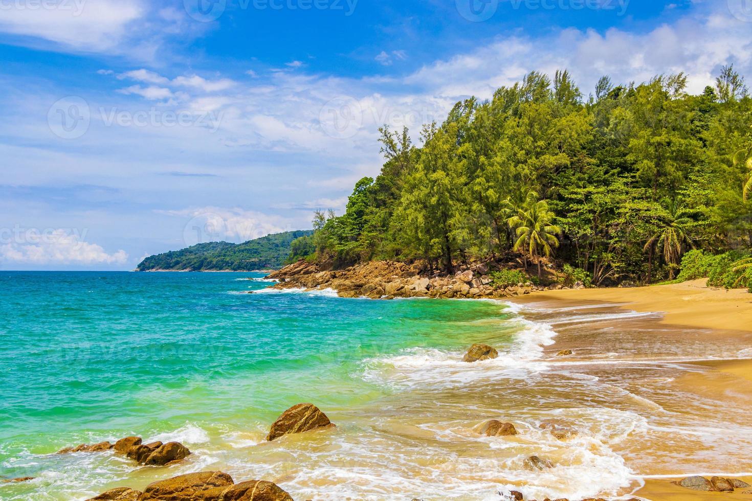 segredo banana praia baía panorama turquesa água clara phuket tailândia. foto