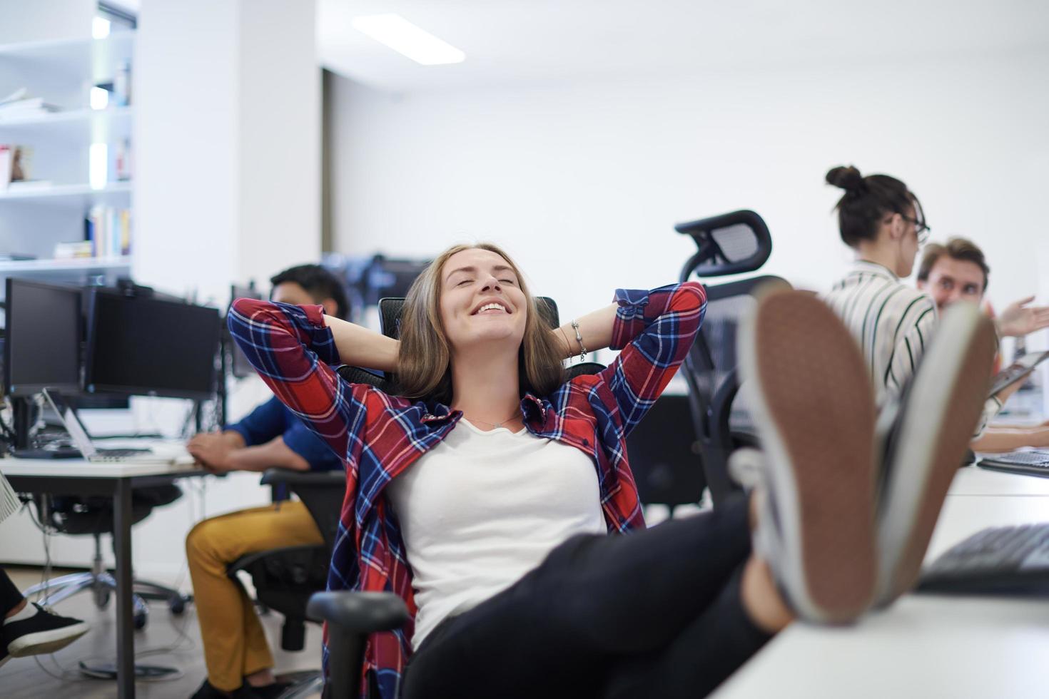 mulher de negócios fazendo uma pausa no trabalho foto