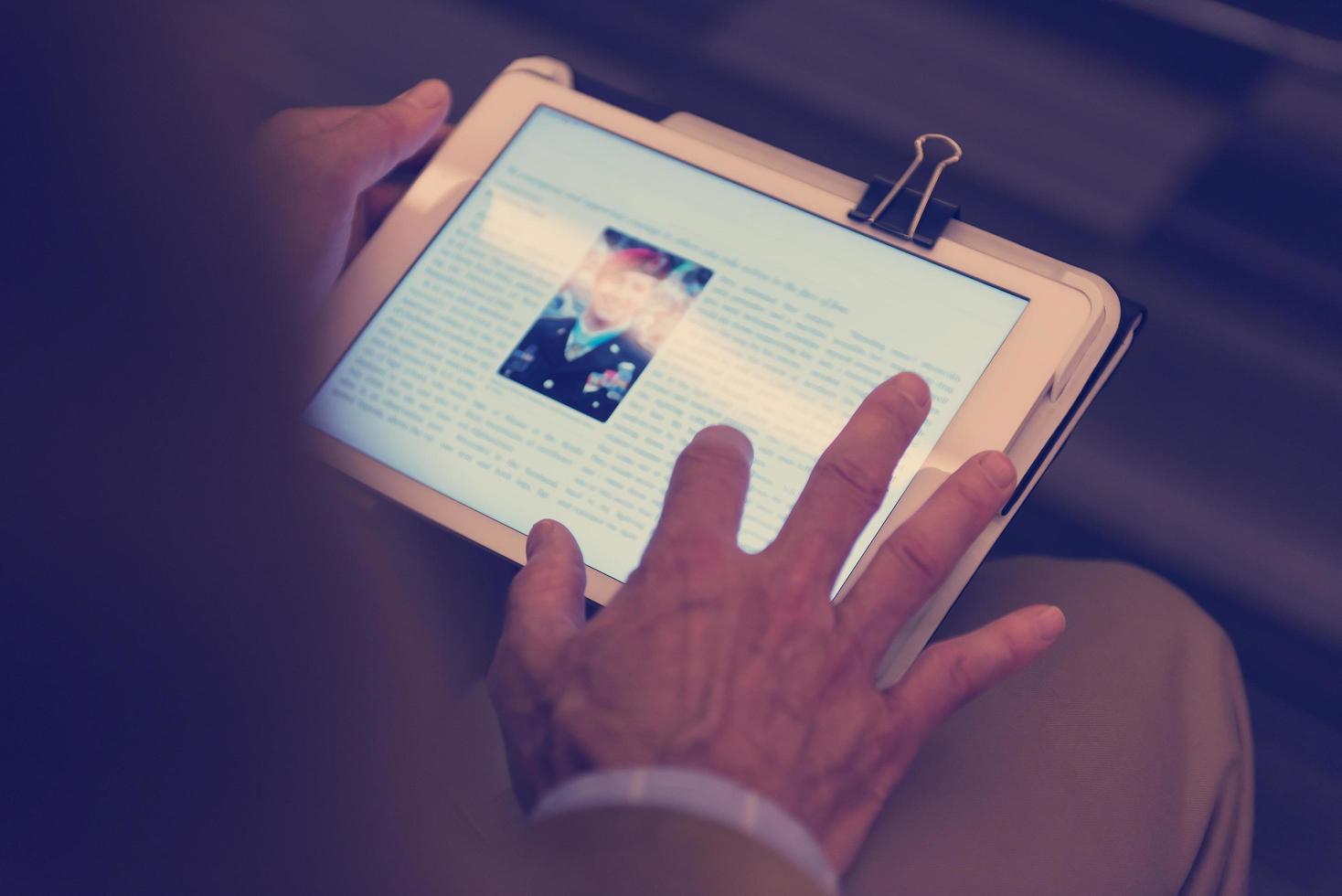 closeup de mãos maduras segurando o tablet. foto