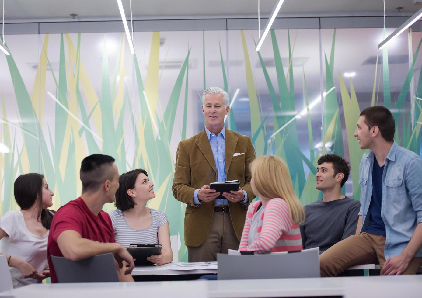 professor com um grupo de alunos em sala de aula foto