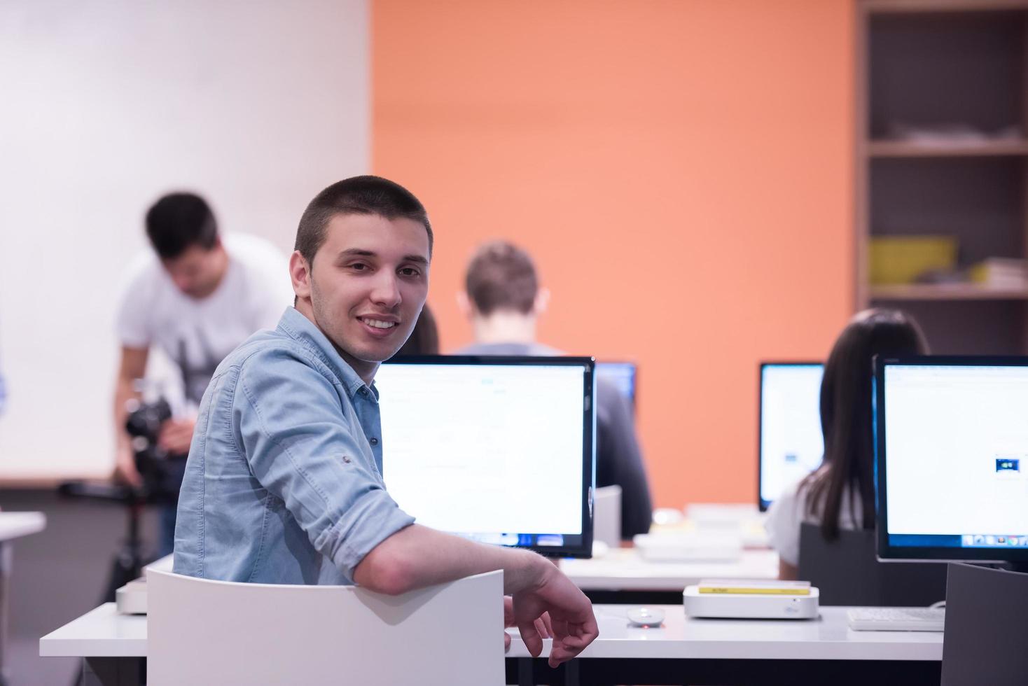 grupo de estudantes de tecnologia na sala de aula da escola de laboratório de informática foto