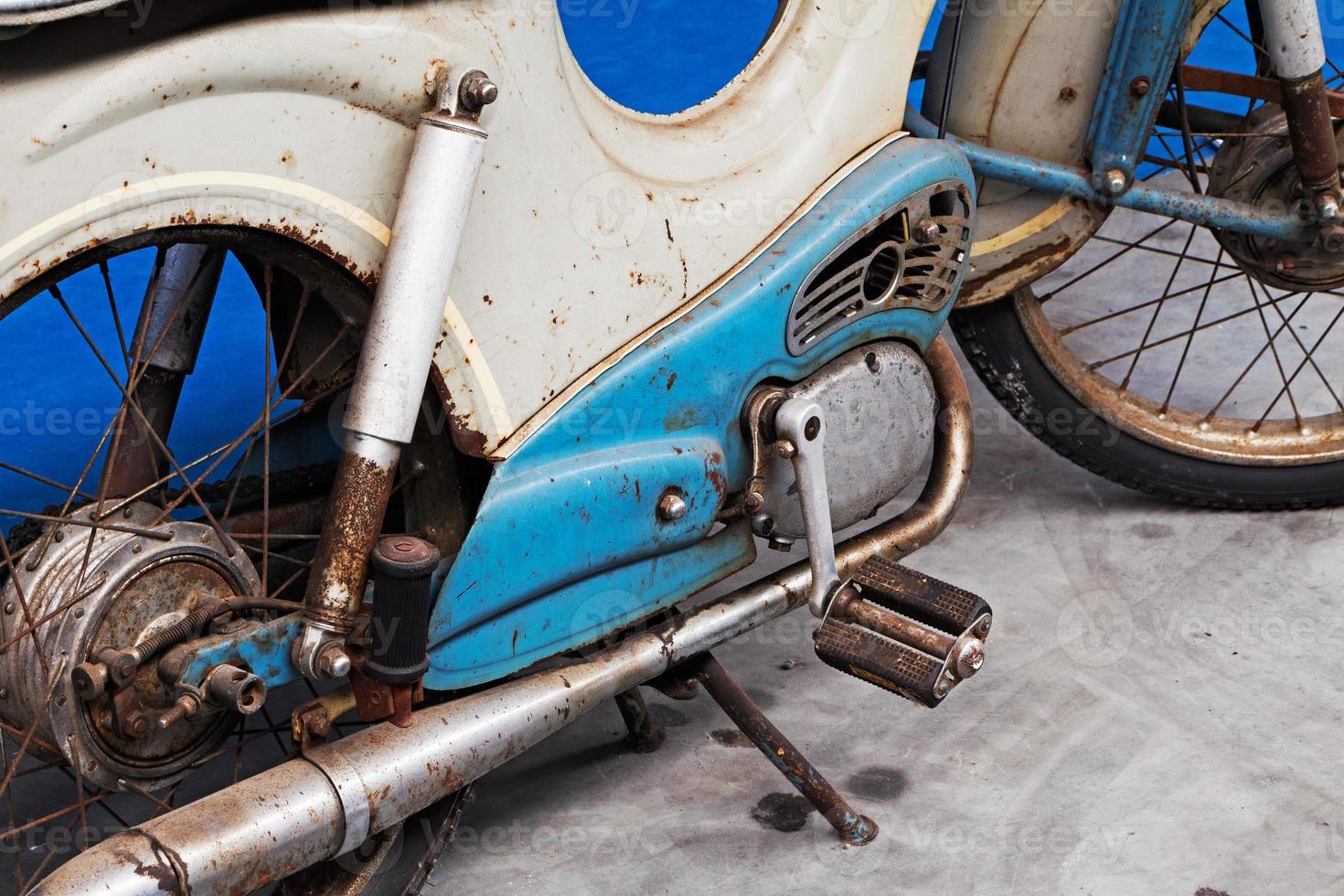 detalhe de motocicleta velha enferrujada foto