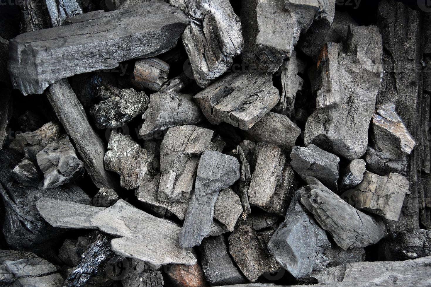 Feche a pilha de carvão de madeira. foto