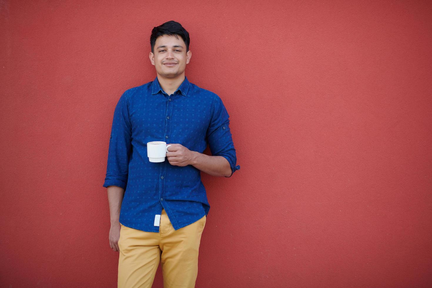 retrato de empresário indiano casual na frente da parede rosa foto