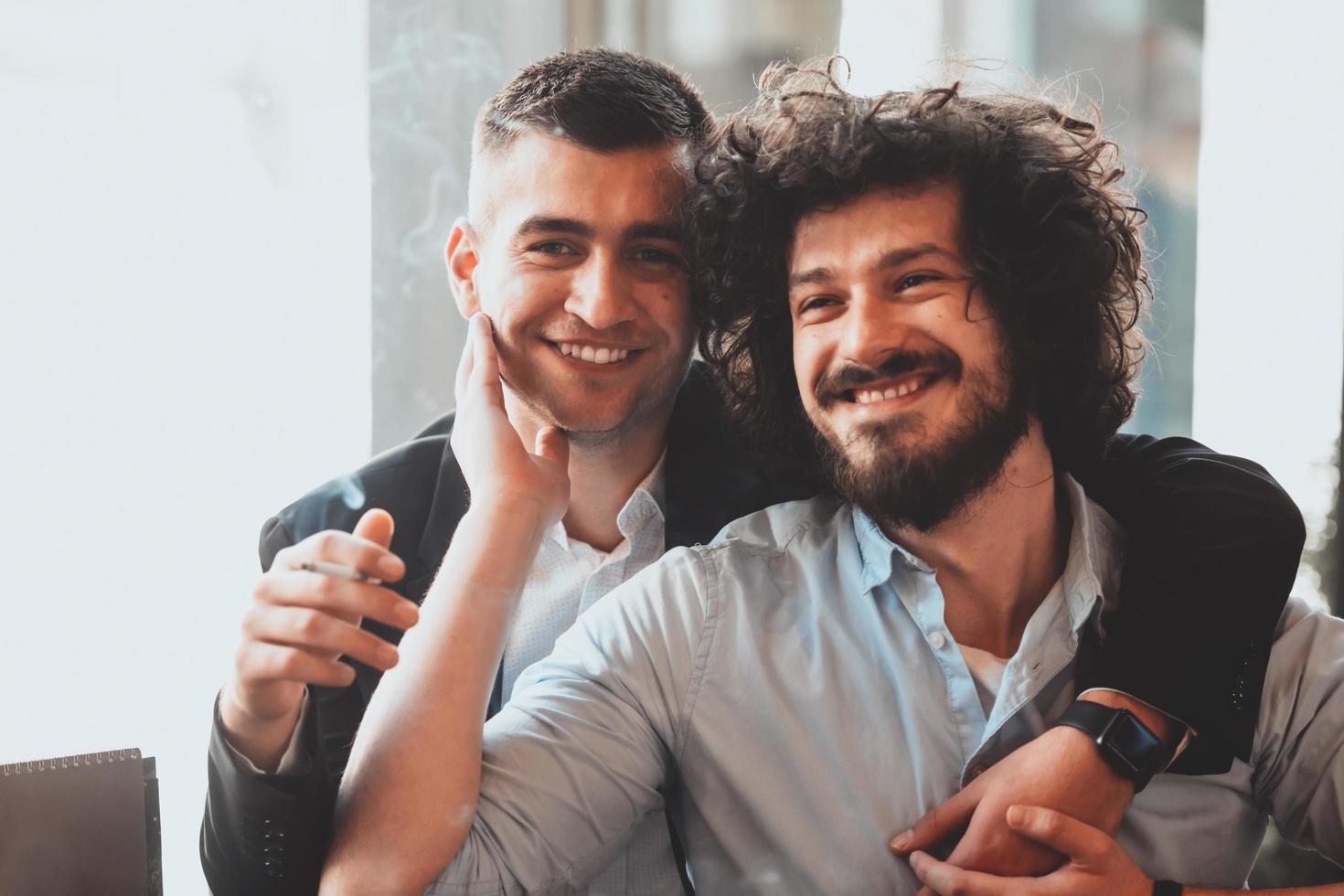 diversos amigos casal gay abraçando. homens elegantes da geração z namorando apaixonados desfrutam de relacionamentos românticos foto