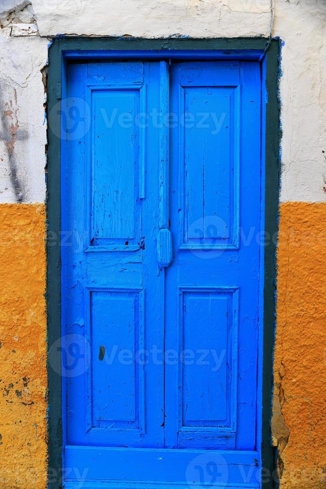 porta azul na parede amarela foto