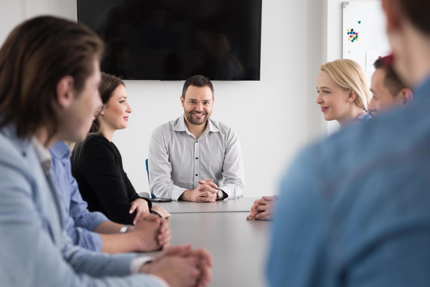 equipe de negócios em uma reunião no prédio de escritórios moderno foto