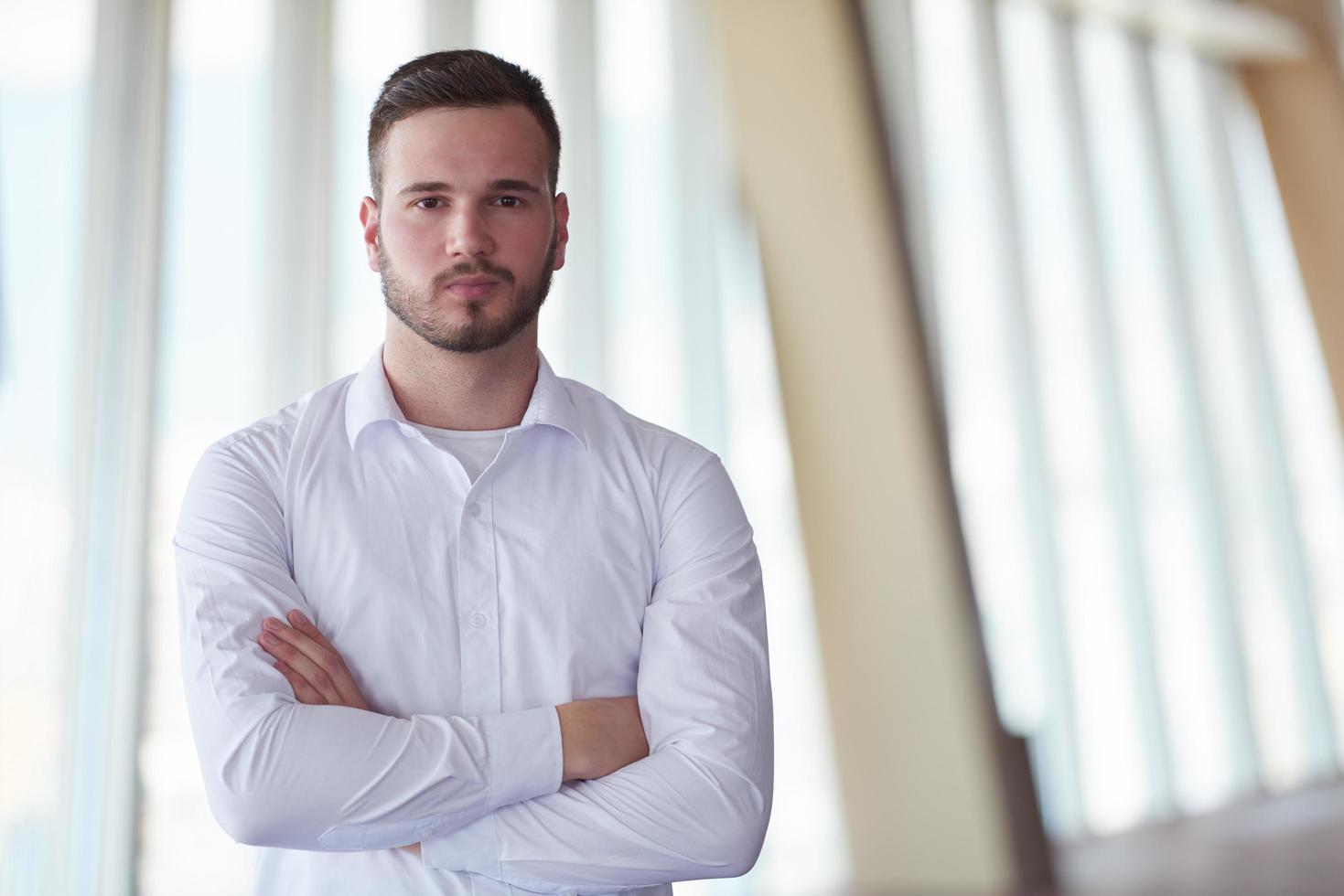 homem de negócios com barba no escritório moderno foto