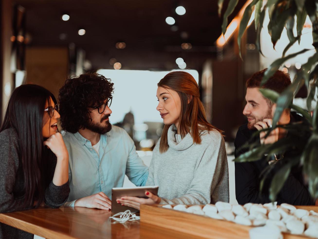 um grupo de amigos saindo em um café e conversando sobre negócios foto