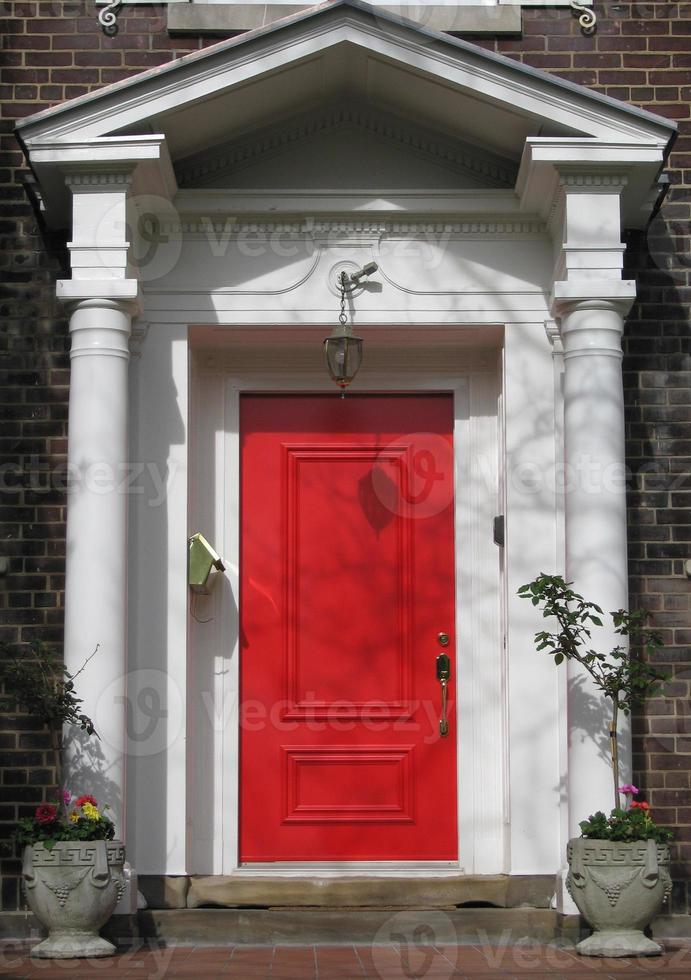 porta da frente vermelha foto