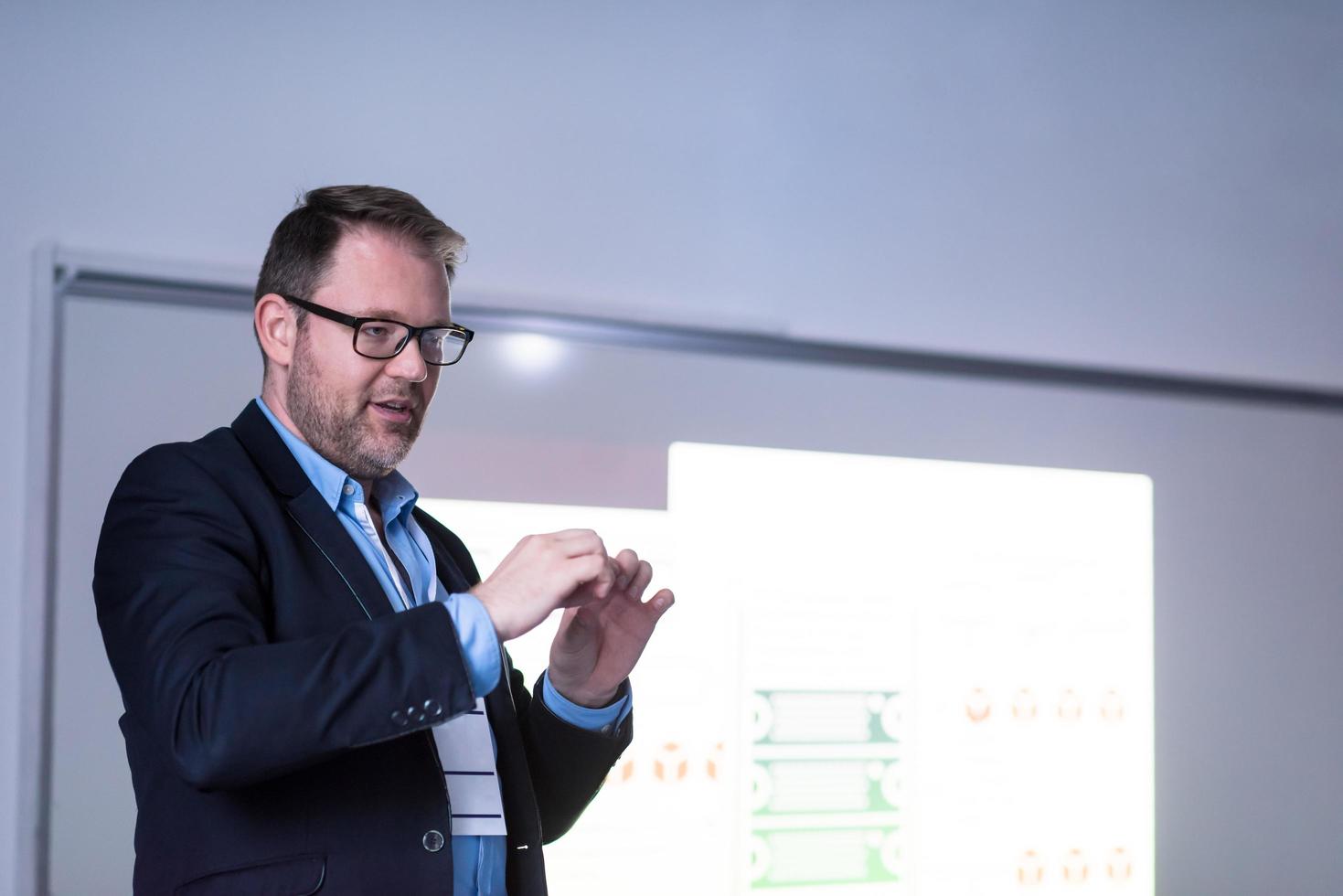 empresário de sucesso dando apresentações na sala de conferências foto