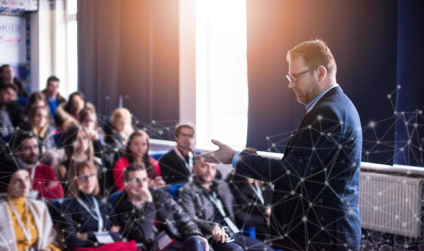 empresário de sucesso dando apresentações na sala de conferências foto