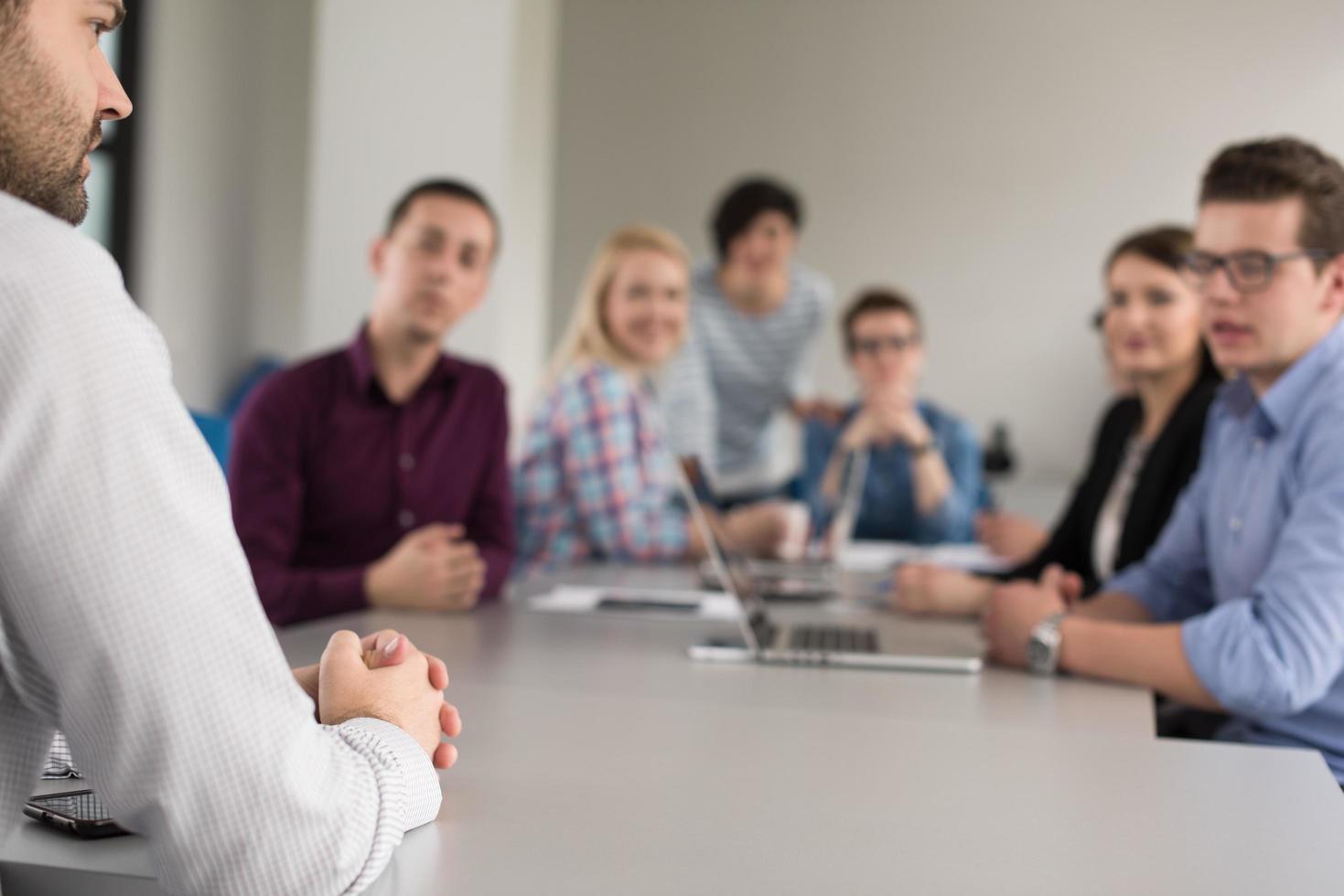 equipe de negócios em uma reunião no prédio de escritórios moderno foto