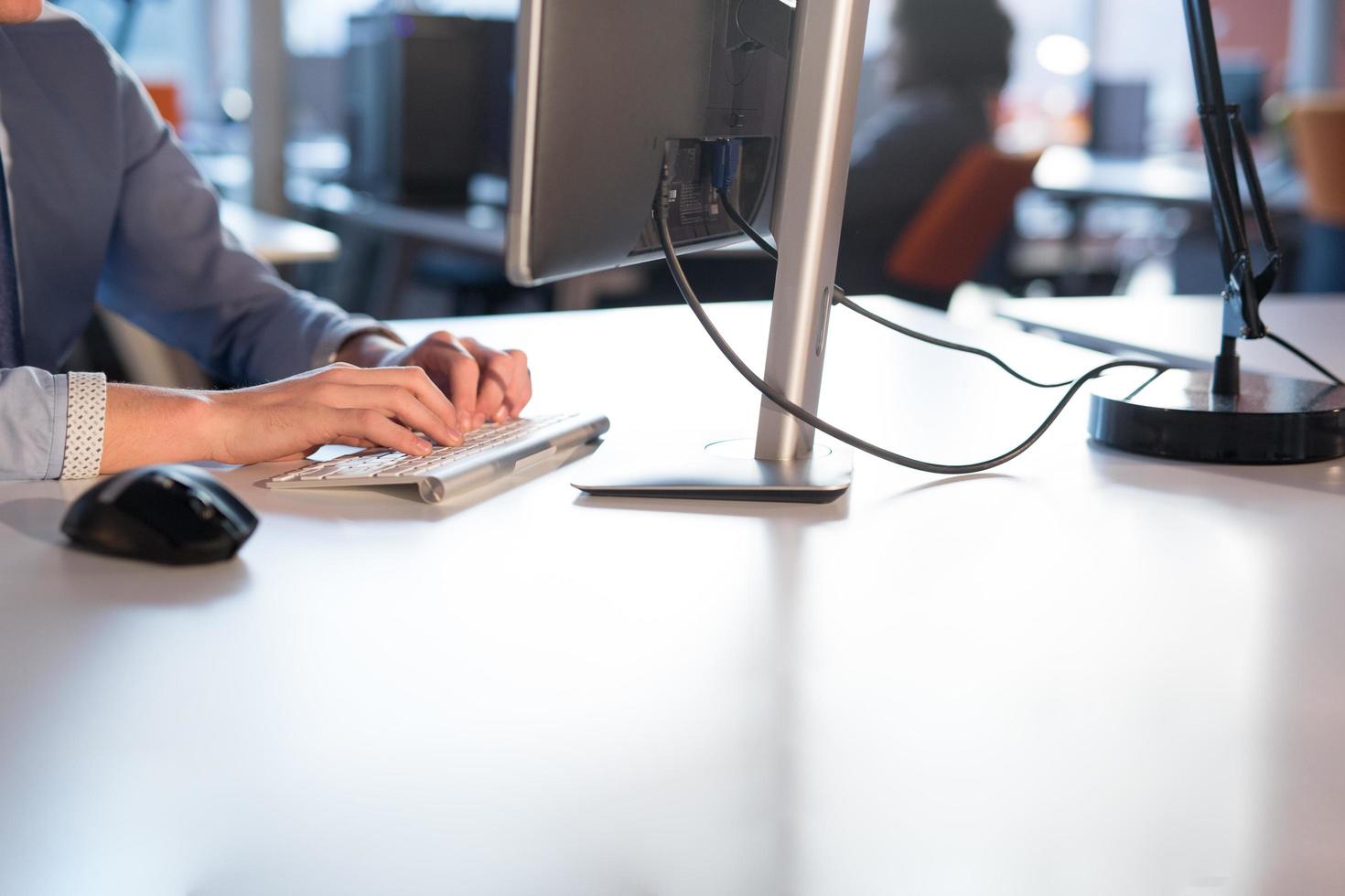 empresário trabalhando usando um computador no escritório de inicialização foto