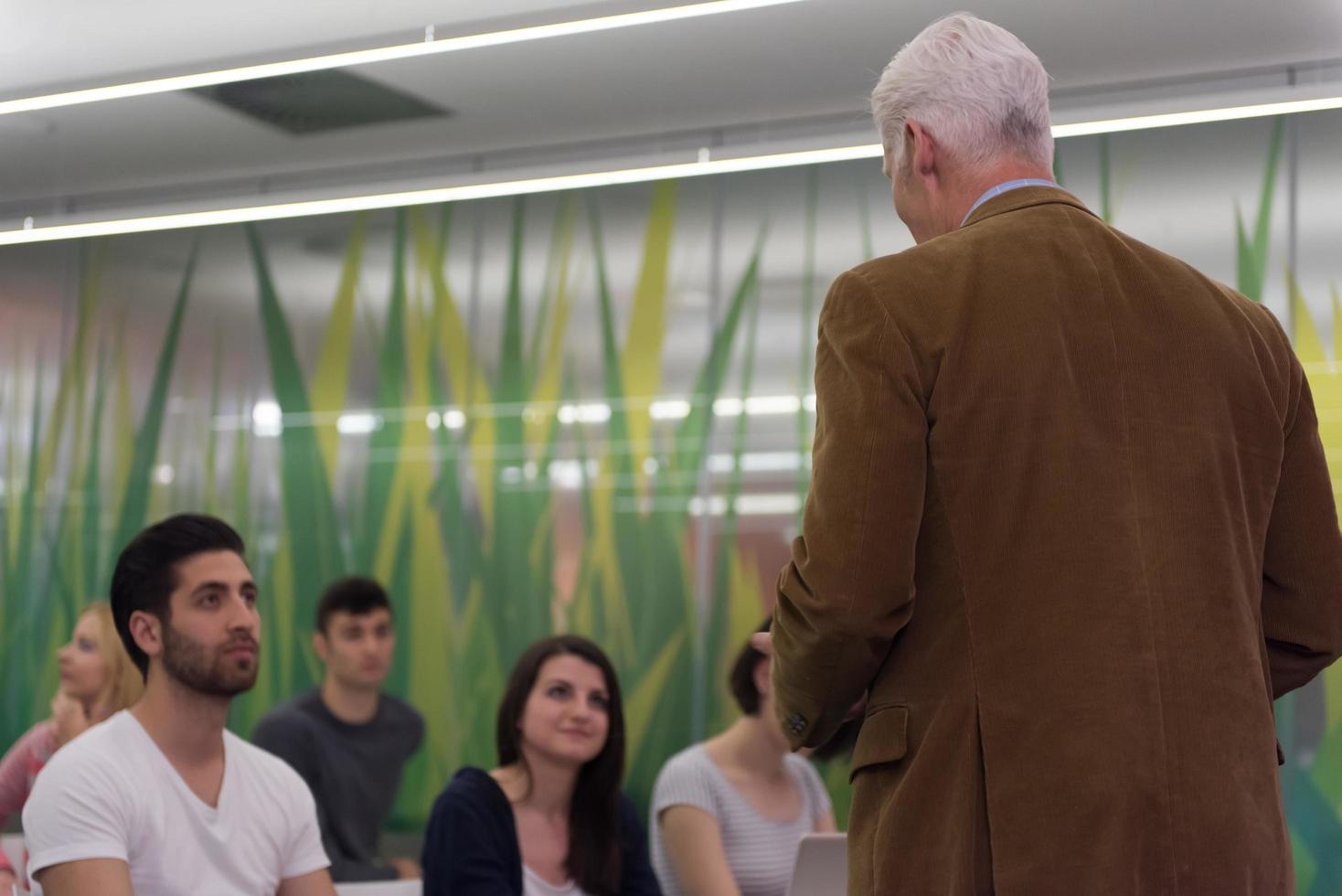 professor com um grupo de alunos em sala de aula foto