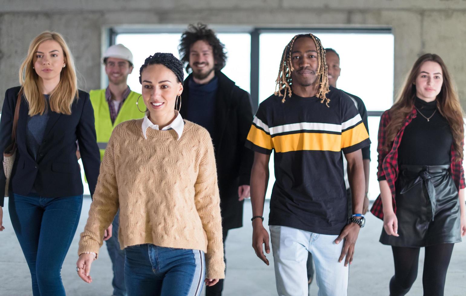 jovens empresários multiétnicos andando pelo escritório de inicialização inacabado foto