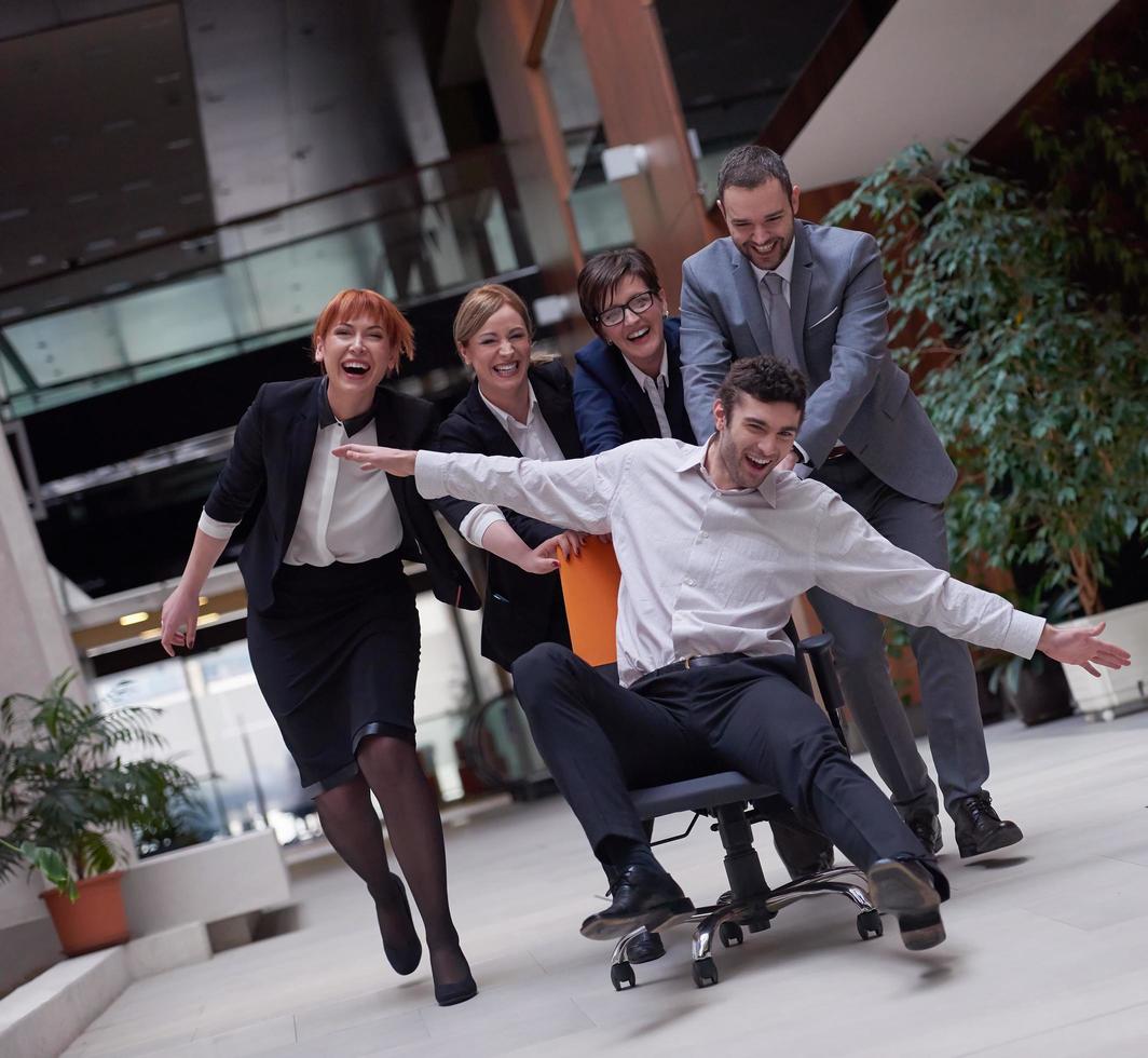 grupo de pessoas de negócios se divertir foto