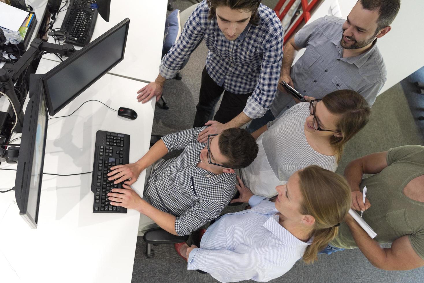 grupo de empresários de inicialização trabalhando em equipe para encontrar solução foto