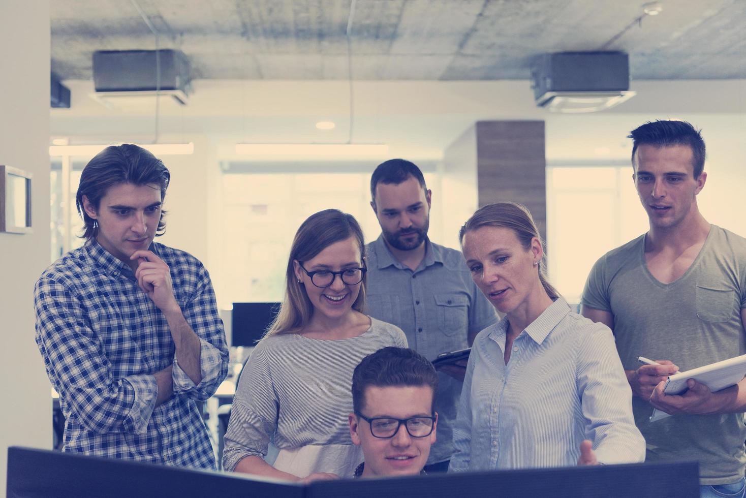 grupo de jovens empresários de inicialização em pé como equipe foto