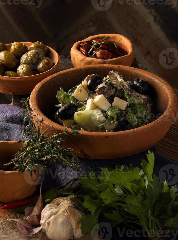 um tiro de close-up de uma salada gourmet georgiana em uma mesa de restaurante foto