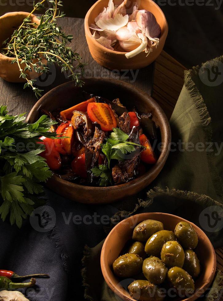 um tiro vertical de uma salada gourmet em uma mesa de restaurante foto