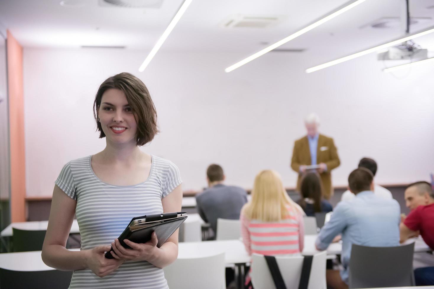 retrato de aluna feliz em sala de aula foto