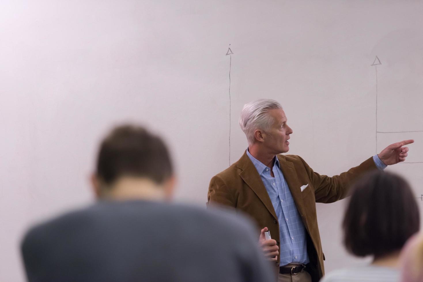 professor com um grupo de alunos em sala de aula foto