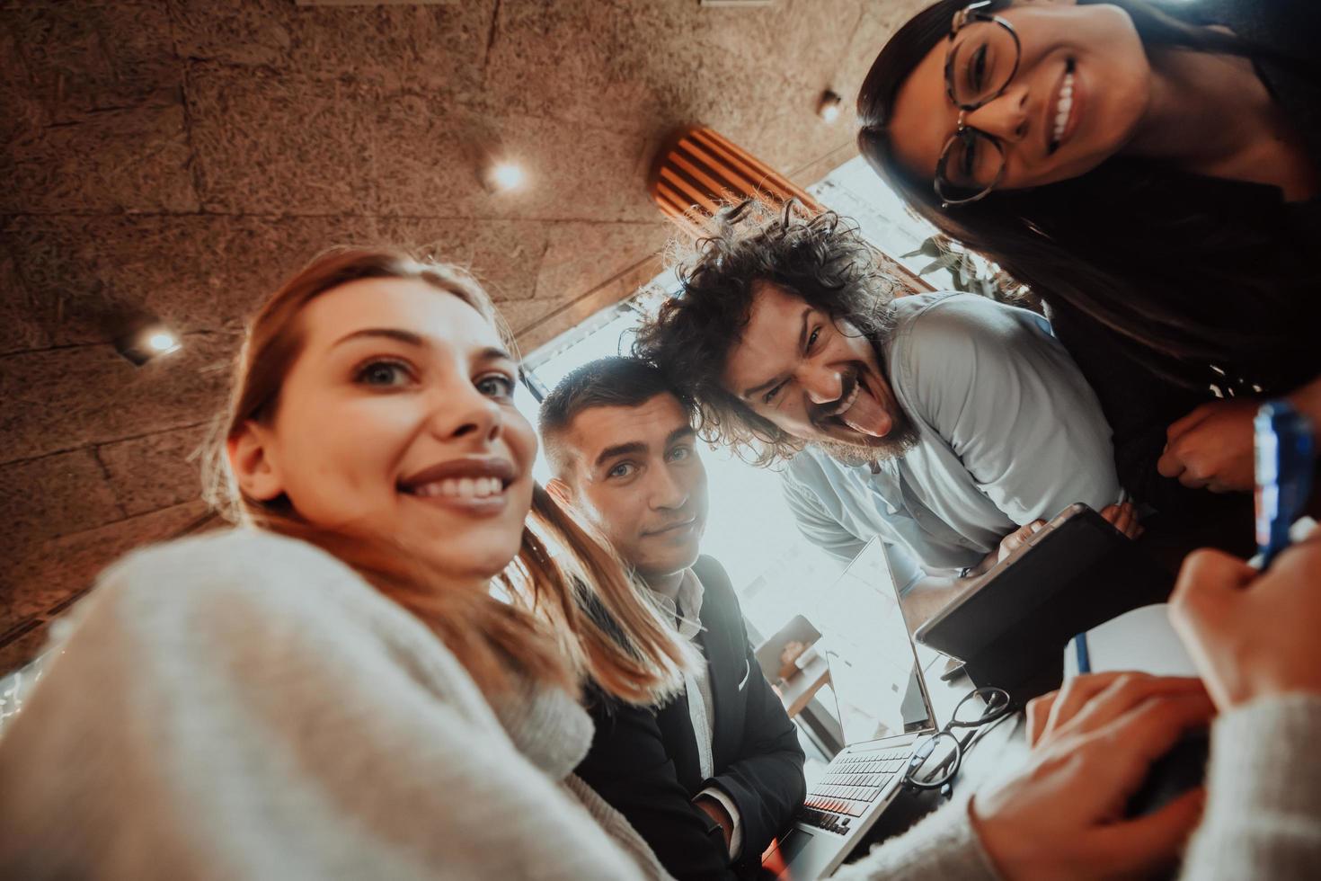 um retrato maluco de um grupo de empresários sentados em um escritório moderno. foto