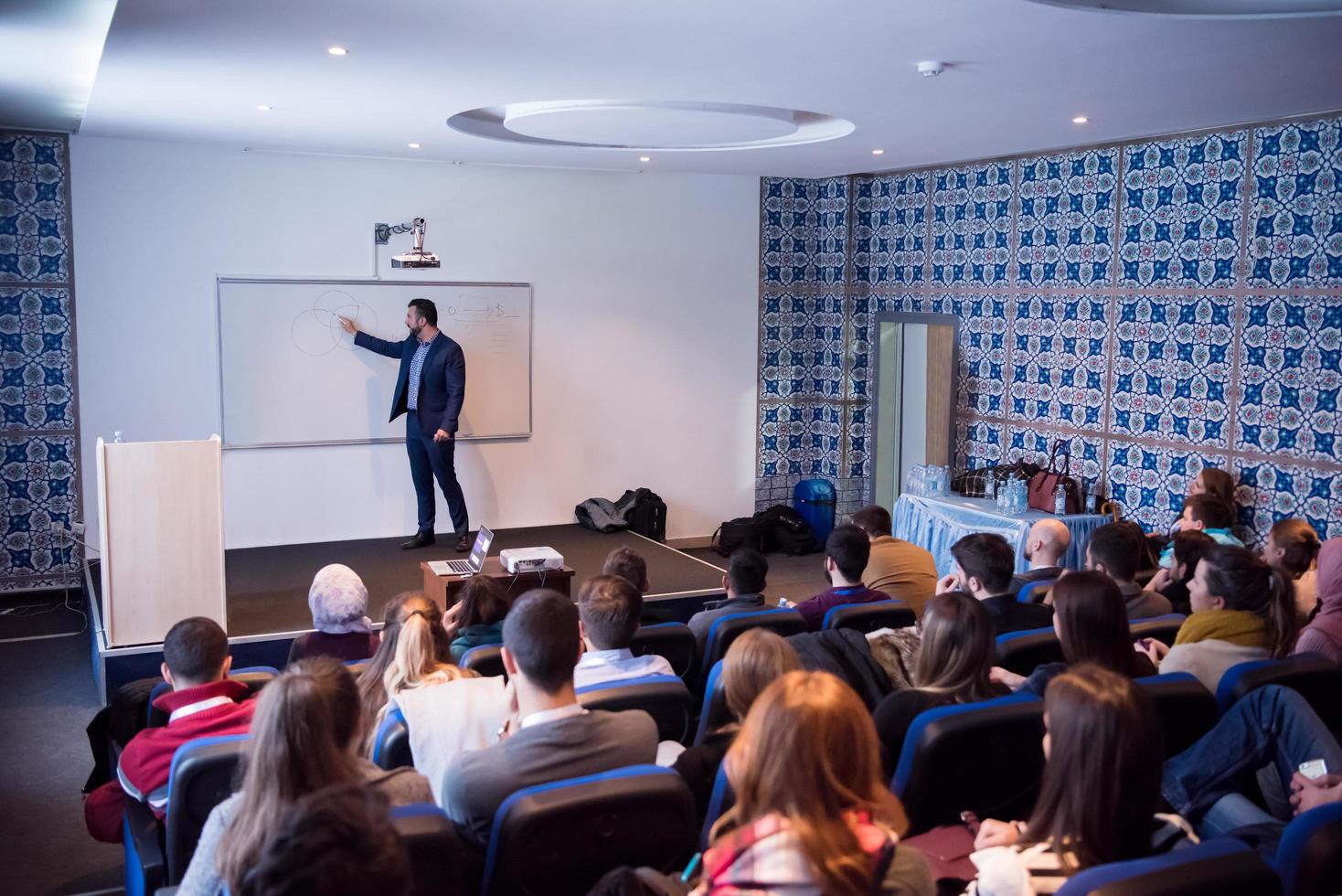 empresário de sucesso dando apresentações na sala de conferências foto