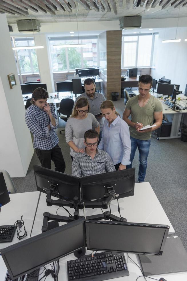 grupo de empresários de inicialização trabalhando em equipe para encontrar solução foto