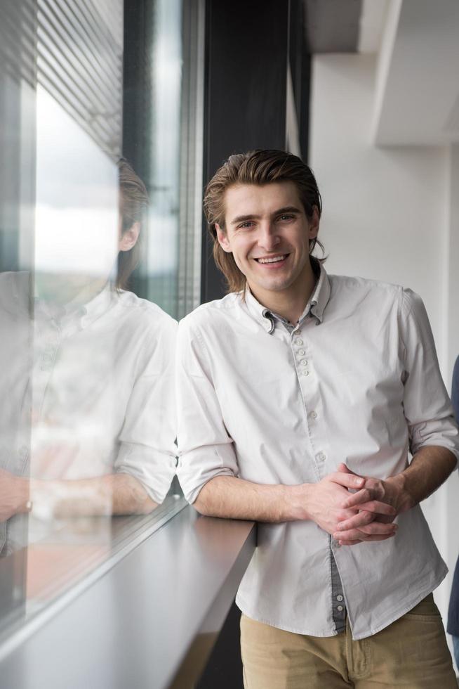 jovem empresário no escritório de inicialização pela janela foto