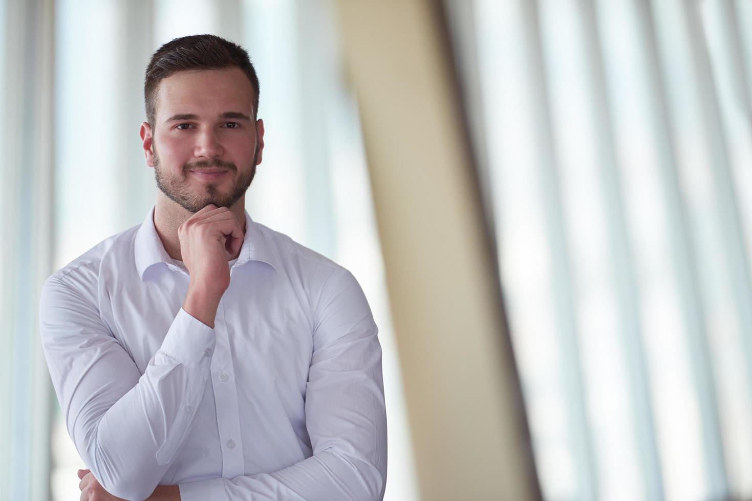 homem de negócios com barba no escritório moderno foto