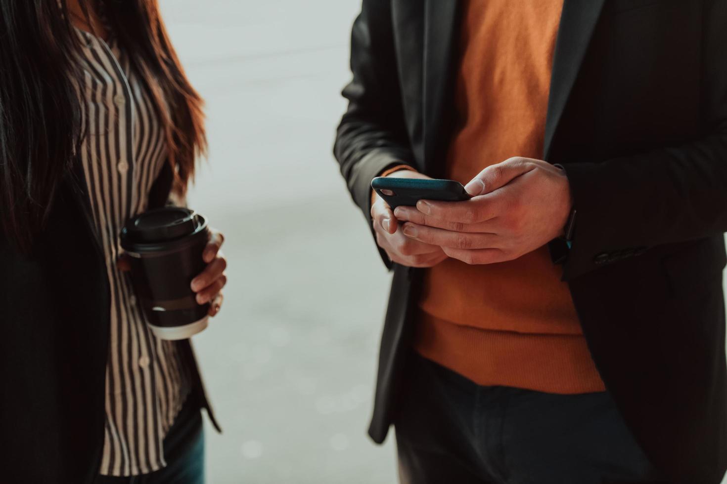 foto macro de jovens usando o telefone durante uma pausa no trabalho.espaço livre