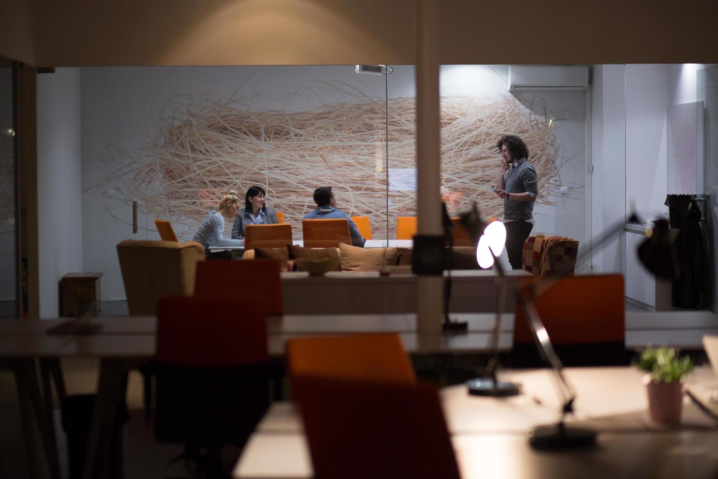 equipe de negócios em uma reunião no prédio de escritórios moderno foto