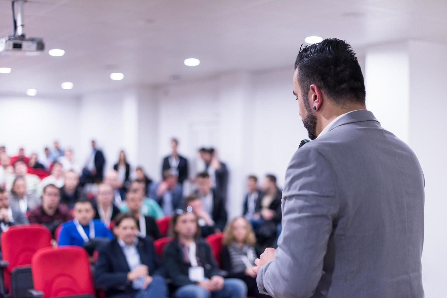 empresário de sucesso dando apresentações na sala de conferências foto