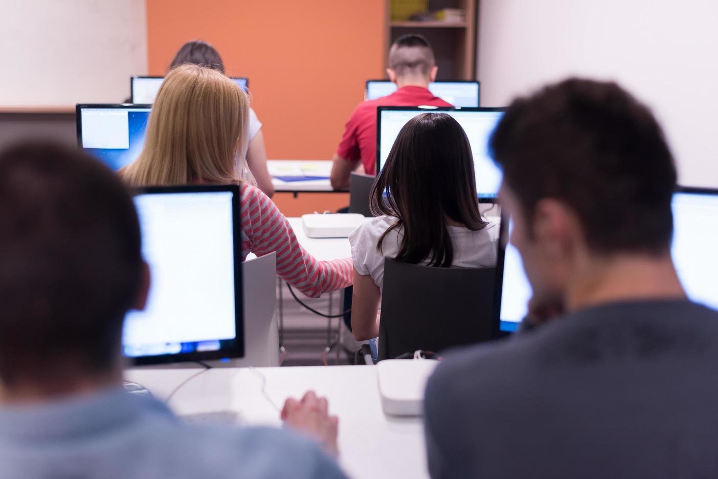 grupo de estudantes de tecnologia trabalhando na sala de aula da escola de laboratório de informática foto