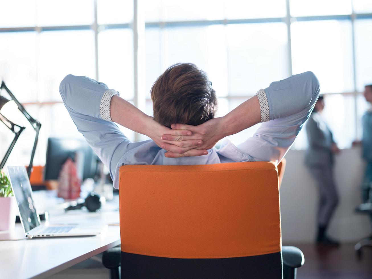 jovem empresário relaxante na mesa foto