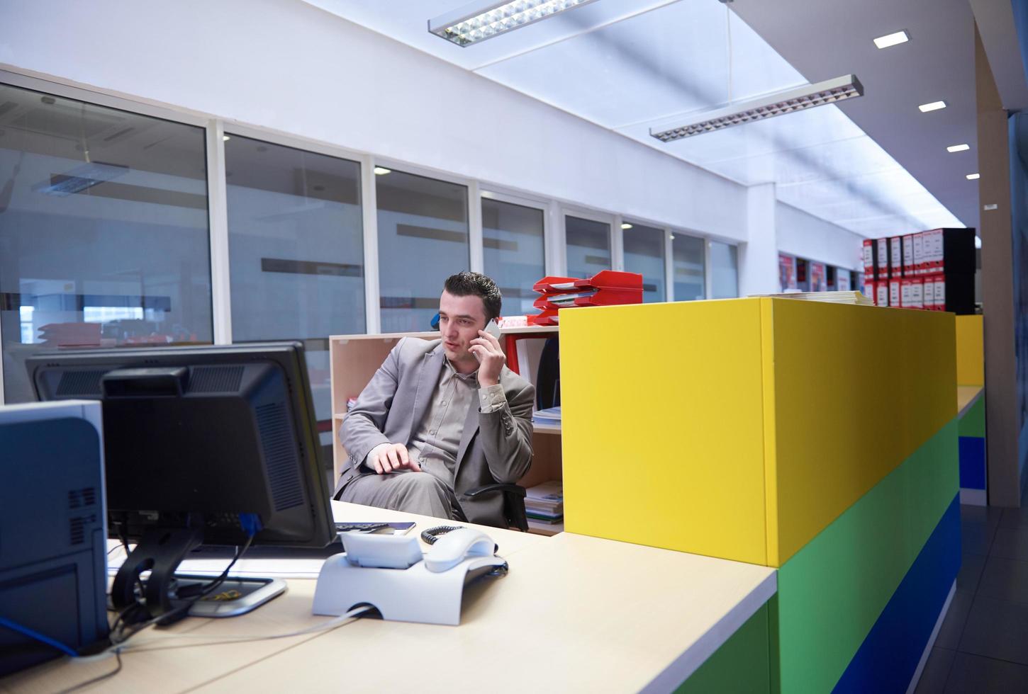 homem de negócios falando por telefone no escritório foto