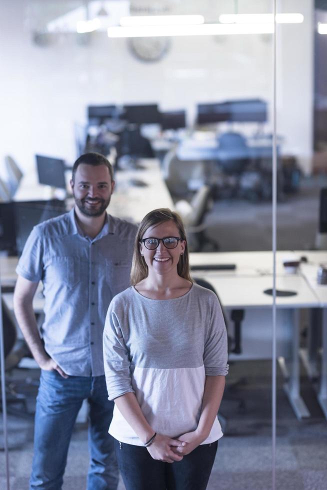 casal de negócios no escritório foto