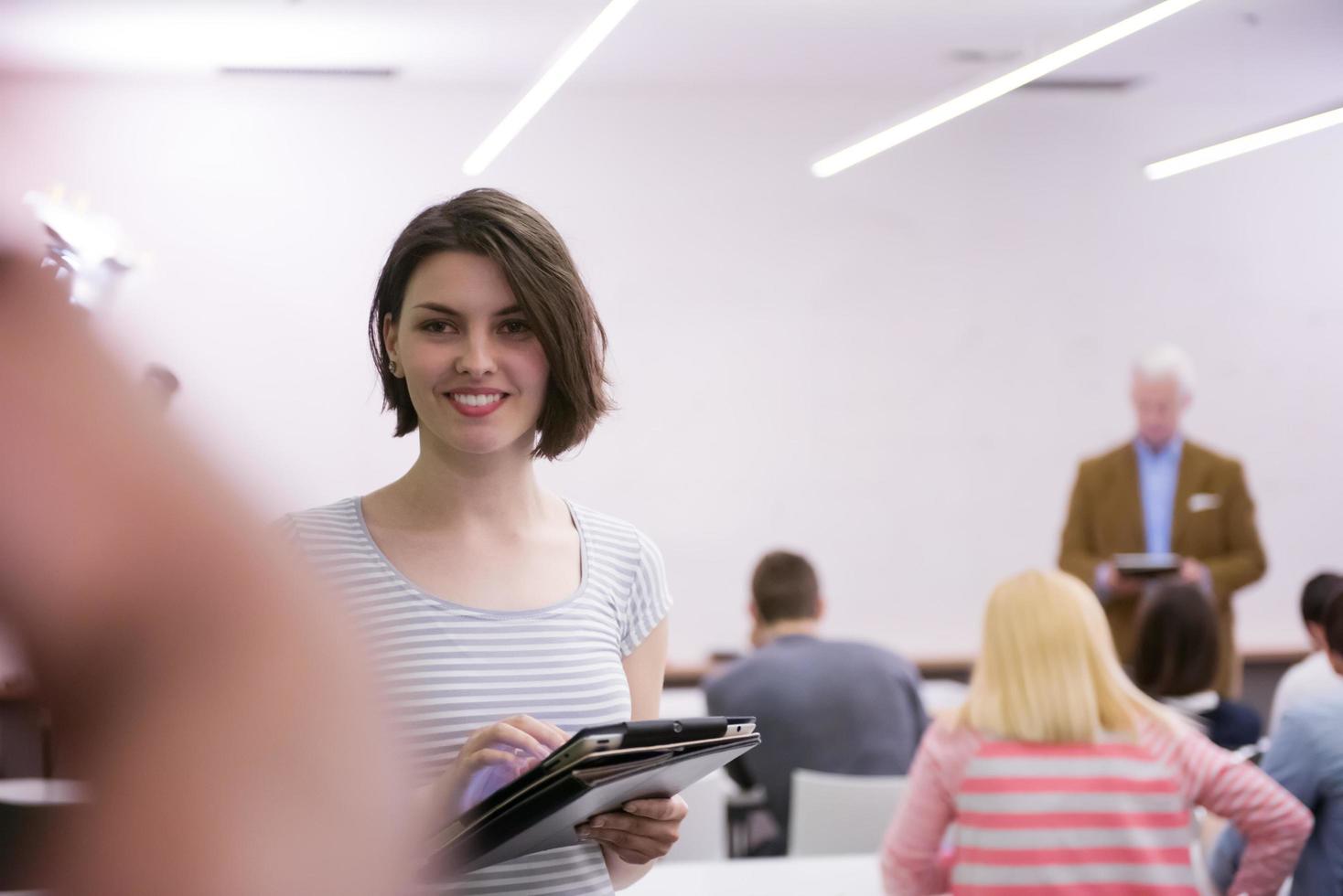 retrato de aluna feliz em sala de aula foto