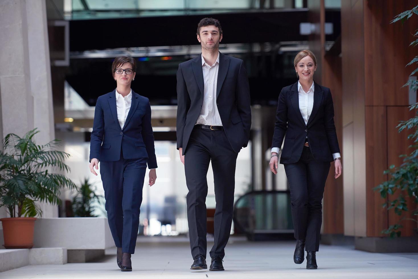 equipe de pessoas de negócios andando foto