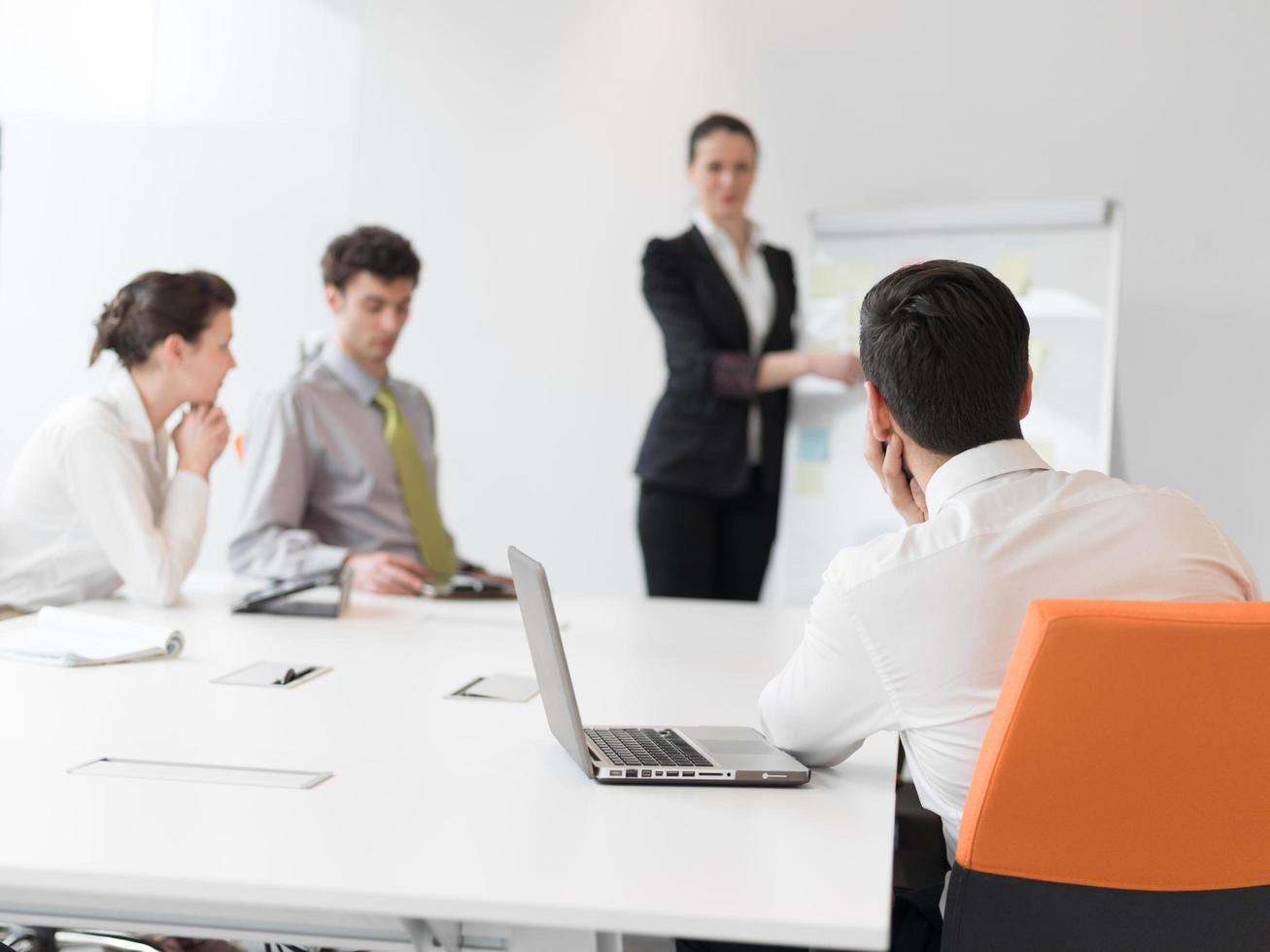 grupo de jovens empresários em reunião no escritório de inicialização moderno foto