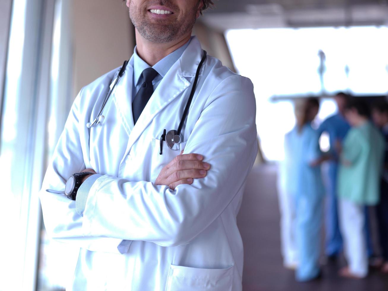 grupo de equipe médica no hospital, médico na frente da equipe foto