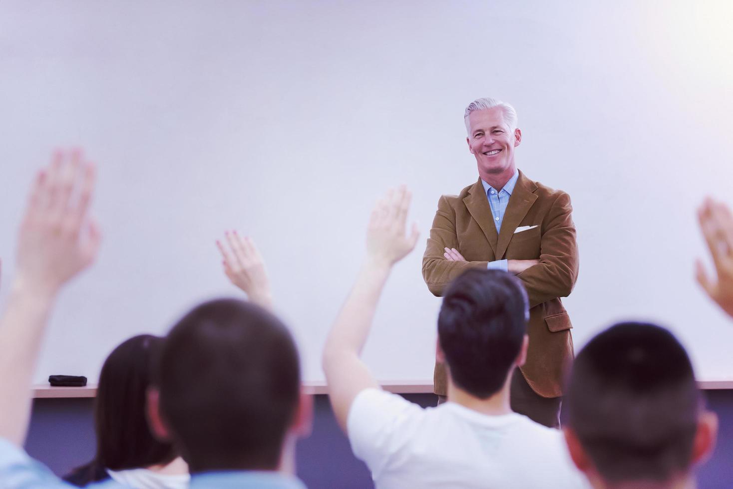 professor com um grupo de alunos em sala de aula foto