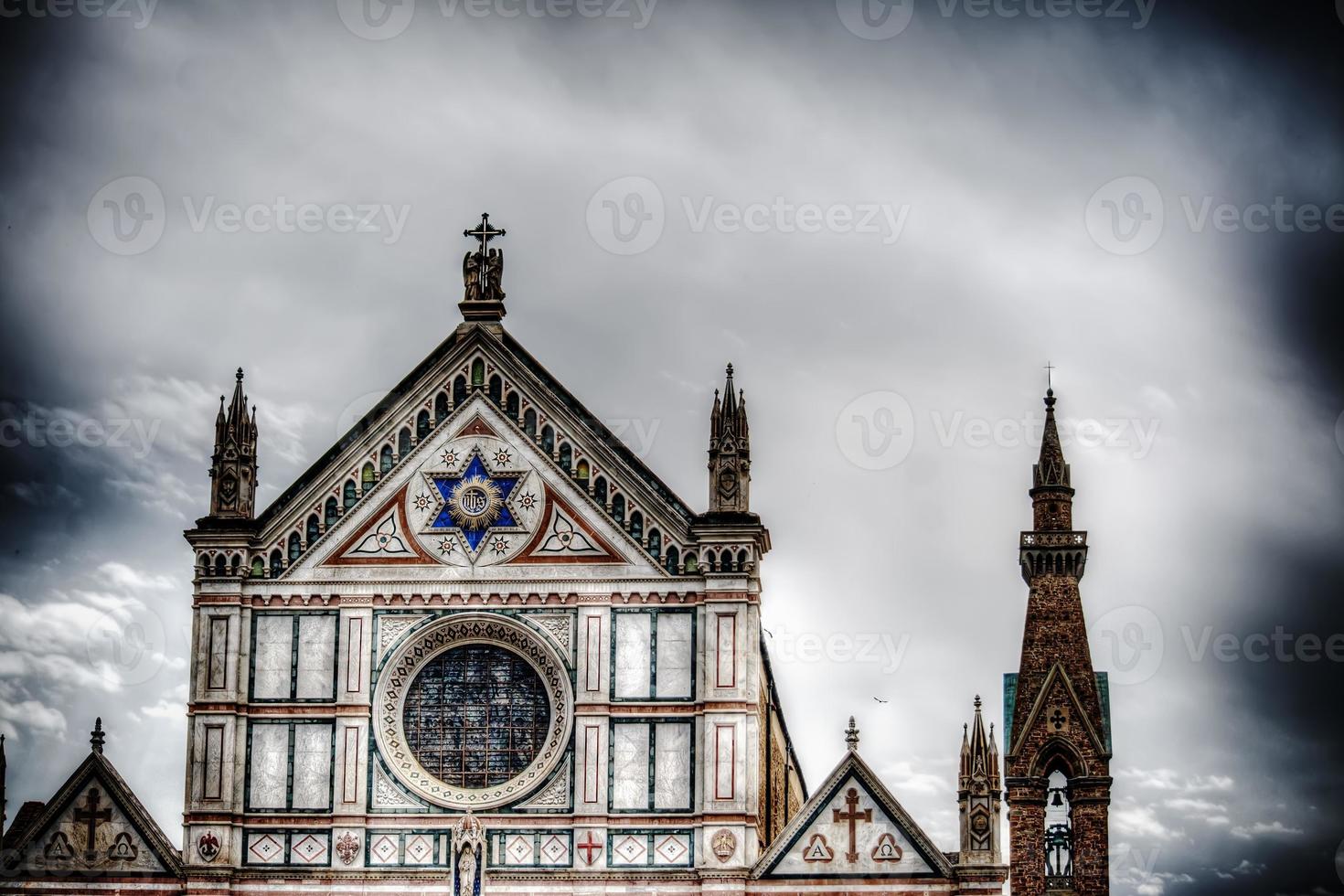 Santa Croce Front View sob um dramático céu cinza foto